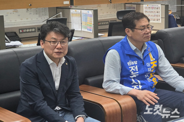 진성준 더불어민주당 의원(왼쪽)이 27일 전북도의회에서 기자간담회를 하고 있다. 최명국 기자