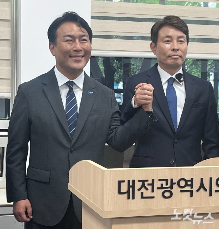 전문학 민주당 서구청장 후보(사진 왼쪽)와 유지곤 조국혁신당 서구청장 후보가 27일 단일화 공동 선언문을 발표하고 있다. 정세영 기자