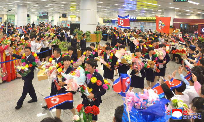 평양 도착한 북한 여자축구 내고향팀. 연합뉴스