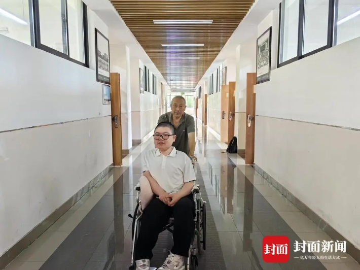 리방옌과 외할아버지. 중국 소호뉴스 캡처