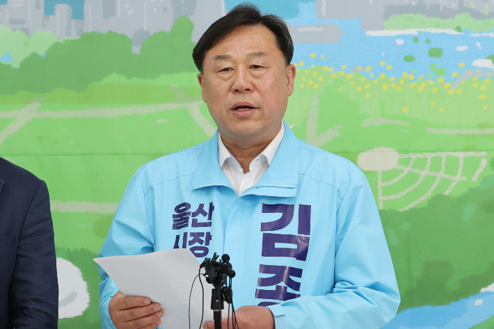 진보당 김종훈 울산시장 후보가 27일 울산시 남구 선거사무소에서 더불어민주당 김상욱 후보의 단일화 재경선 제안을 수용한다는 기자회견을 하고 있다. 연합뉴스