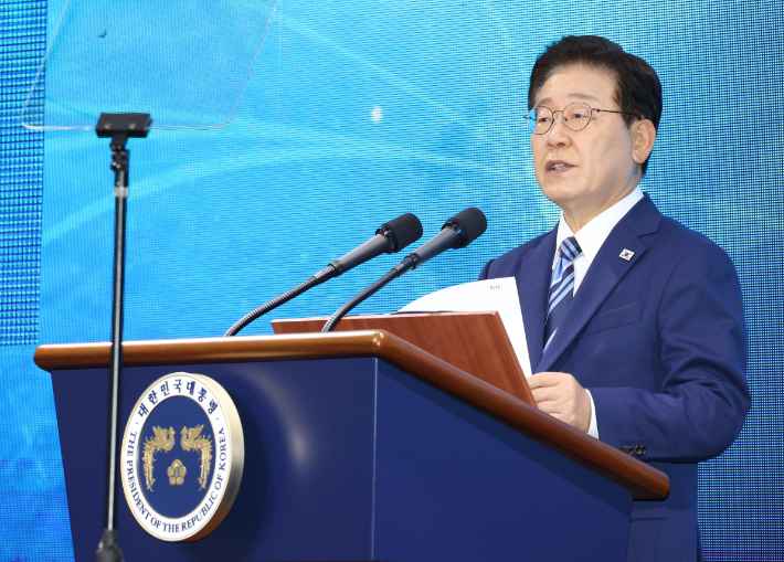 이재명 대통령이 27일 부산 영도구에서 열린 제31회 바다의 날 기념식에서 기념사를 하고 있다. 연합뉴스