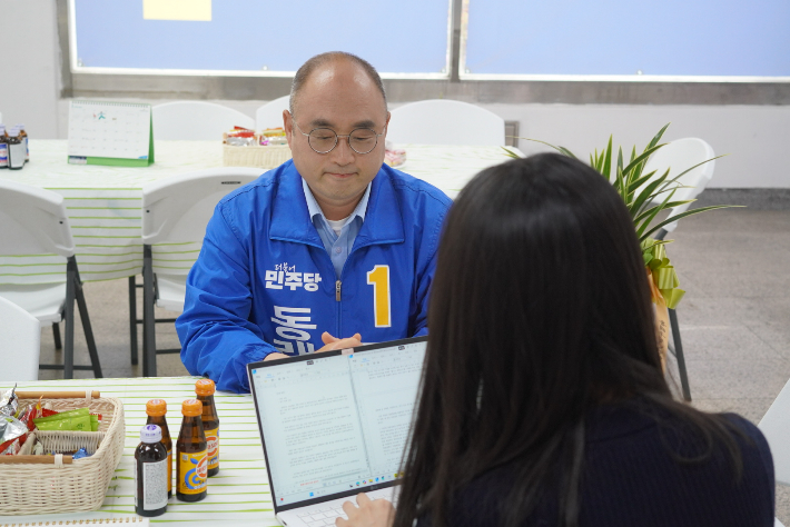 26일 더불어민주당 탁영일 부산 동래구청장 후보가 부산CBS와의 인터뷰를 진행 중인 모습. 탁 후보 캠프 제공 