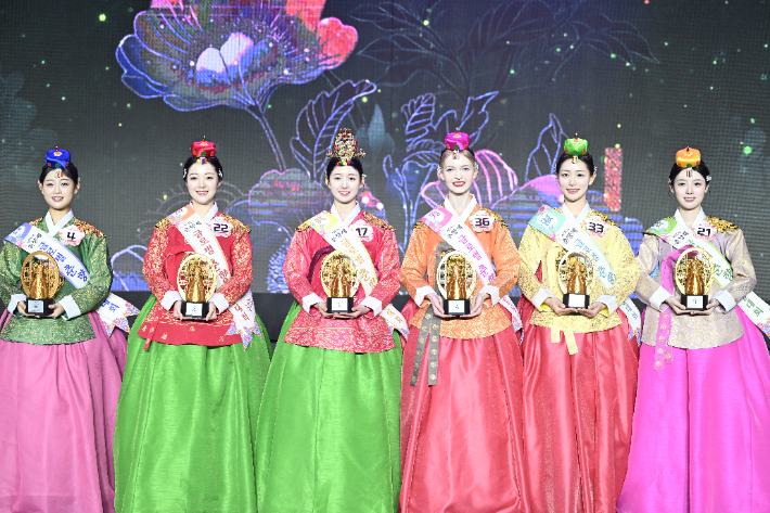 글로벌 춘향. 왼쪽부터 정 김도현, 선 이소은, 진 김하연, 미 리나, 숙 김서원, 현 이현아. 남원시 제공