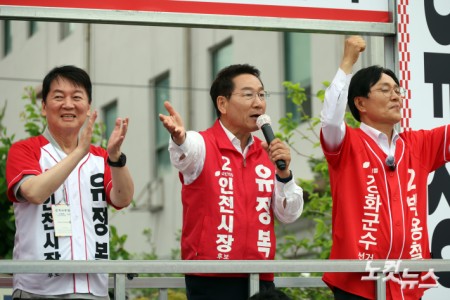 국민의힘 유정복 인천시장 후보가 27일 인천시 강화군 강화풍물시장 집중유세에서 지지를 호소하고 있다.