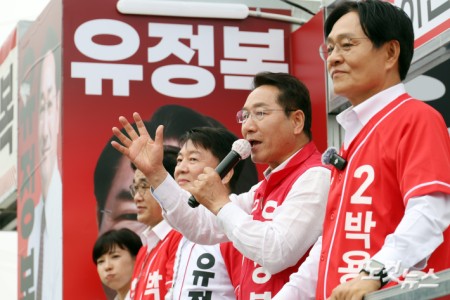 국민의힘 유정복 인천시장 후보가 27일 인천시 강화군 강화풍물시장 집중유세에서 지지를 호소하고 있다.
