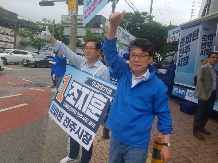 조지훈 더불어민주당 전주시장 후보(사진 왼쪽)는 27일 오전 중화산동 일대에서 진성준 국회 예산결산특별위원회 위원장과 함께 출근길 유세를 펼쳤다. 조지훈 후보 측 제공