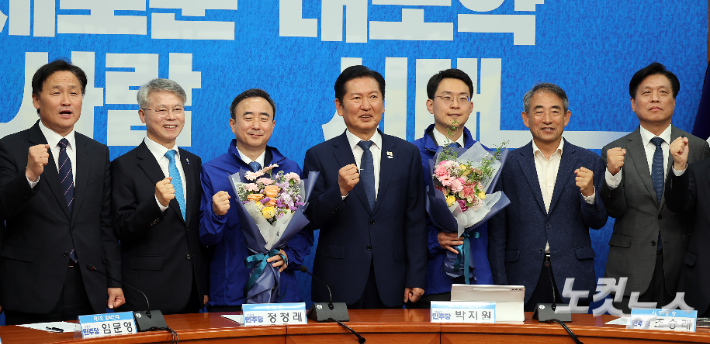 더불어민주당 정청래 대표가 지난 6일 서울 여의도 국회에서 열린 발탁인재 환영식에서 인재로 선정된 박지원 최고위원과 임문영 대통령 직속 국가인공지능전략위원회 부위원장에게 당점퍼를 전달하고 기념촬영을 하고 있다. 윤창원 기자