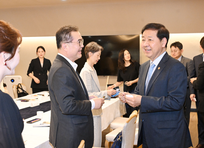 구윤철(오른쪽) 부총리 겸 재정경제부 장관이 27일 서울 종로구 정부서울청사에서 열린 '제1차 AI 융합 국제개발 자문위원회'에서 관계자들과 인사하고 있다. 재정경제부 제공