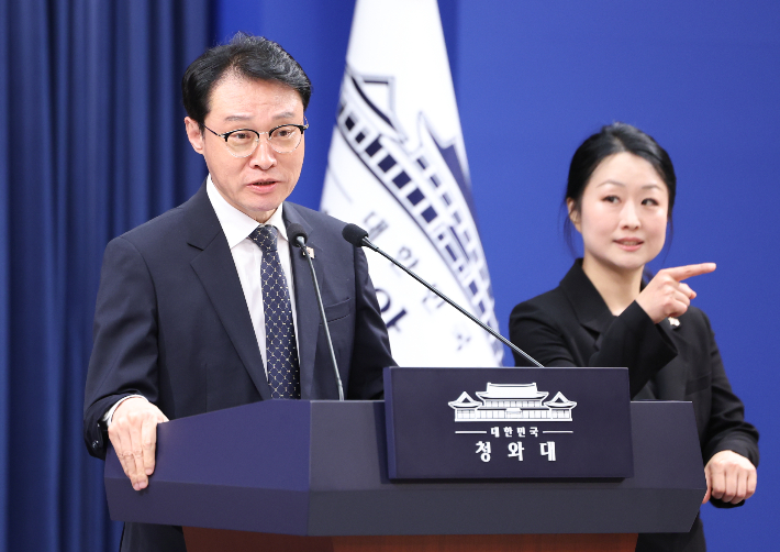이규연 홍보소통수석이 27일 청와대 기자회견장에서 이재명 대통령 취임 1주년 기자회견 관련 브리핑을 하고 있다. 연합뉴스