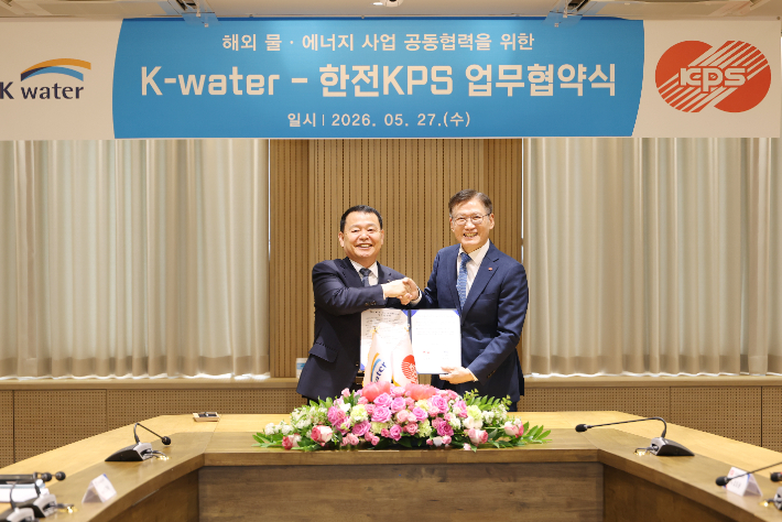 윤석대 한국수자원공사 사장(왼쪽)과 김홍연 한전KPS 사장(오른쪽)이 해외 물·에너지 사업 공동협력을 위한 업무협약을 체결했다. 수자원공사 제공