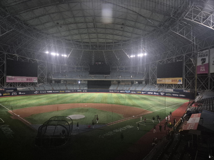 키움 히어로즈 선수들이 26일 서울고척스카이돔에서 열린 2026 프로야구 KIA 타이거즈와 홈 경기를 마친 뒤 특타를 위해 그라운드에 들어갔다가 서울시설관리공단의 강제 소등으로 발길을 돌리는 모습. 연합뉴스 