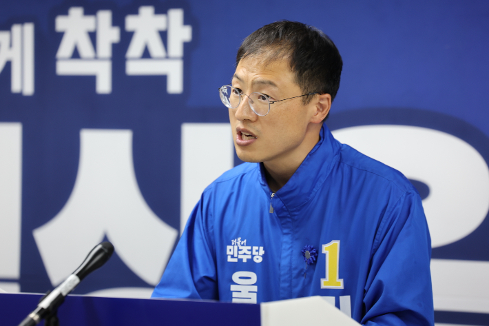 더불어민주당 김상욱 울산시장 후보가 27일 남구 선거사무소에서 진보당과의 단일화 관련 기자회견을 하고 있다. 연합뉴스