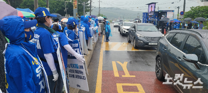 강화풍물시장 앞 더불어민주당 선거 유세. 박창주 기자