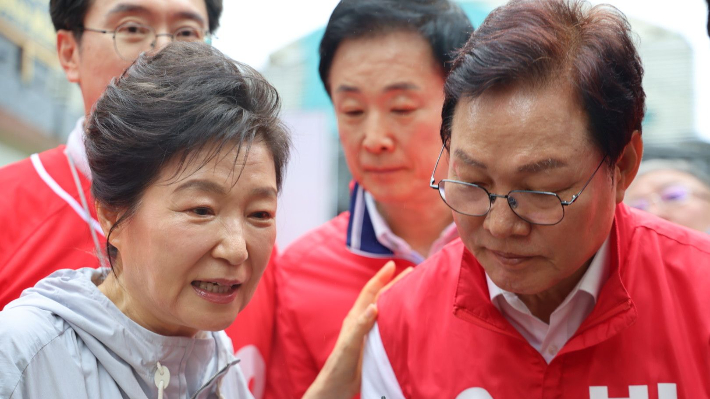 박근혜 전 대통령과 박완수 경남지사 후보. 박 후보 캠프 제공 