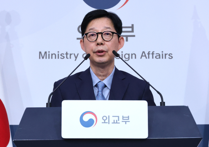 박윤주 외교부 1차관이 27일 오후 서울 종로구 정부서울청사 별관 외교부에서 호르무즈 해협에서 피격된 한국 선박 HMM 나무호 조사결과 브리핑을 하고 있다. 연합뉴스
