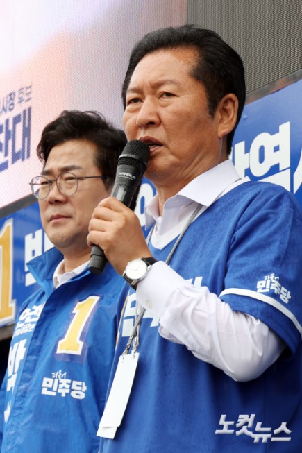 더불어민주당 정청래 대표가 27일 인천시 강화군 강화풍물시장 총집중유세에서 박찬대 인천시장 후보 지원유세를 펼치고 있다.