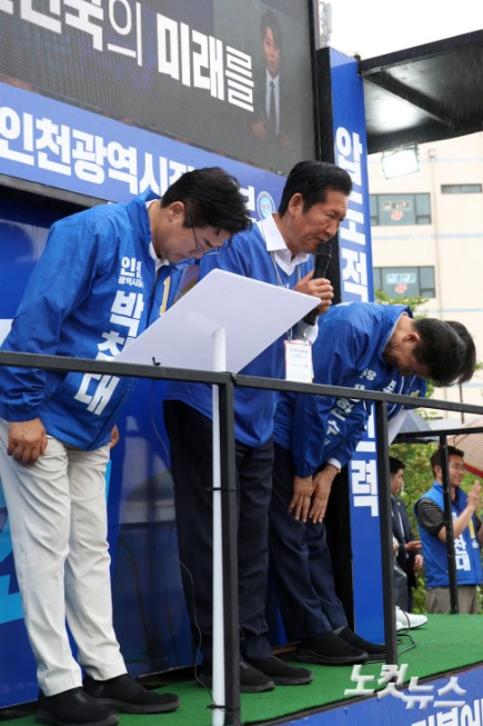 유권자들을 향해 인사하는 정청래-박찬대