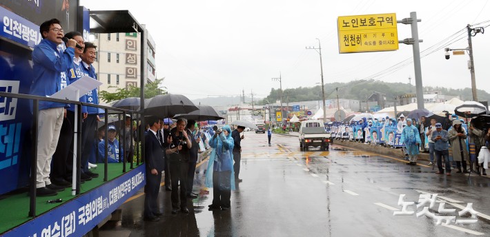 더불어민주당 박찬대 인천시장 후보가 27일 인천시 강화군 강화풍물시장 총집중유세에서 지지를 호소하고 있다.