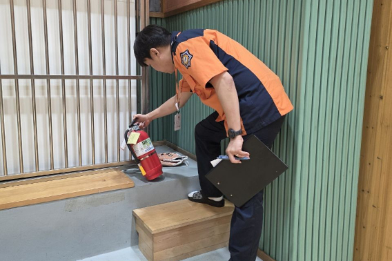 투·개표소 점검하는 소방대원. 강원소방본부 제공