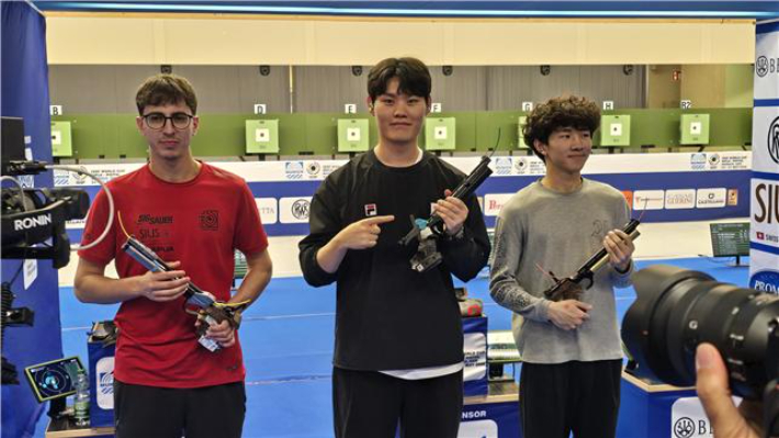 10m 공기권총(남)에서 금메달을 차지한 홍수현(사진 가운데). 대한사격연맹 제공