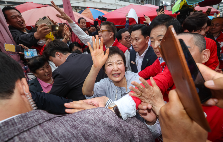 박근혜 전 대통령이 27일 부산광역시 기장군 기장시장을 방문, 시민들과 인사를 나누고 있다. 연합뉴스
