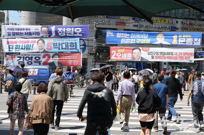 제9회 전국동시지방선거 및 국회의원 재·보궐선거 공식 선거운동 이튿날인 22일 서울 광진구 구의동 인근에 더불어민주당 정원오 서울시장 후보와 국민의힘 오세훈 서울시장 후보를 비롯한 지방선거 후보들의 선거 홍보 현수막이 걸려있다. 윤창원 기자