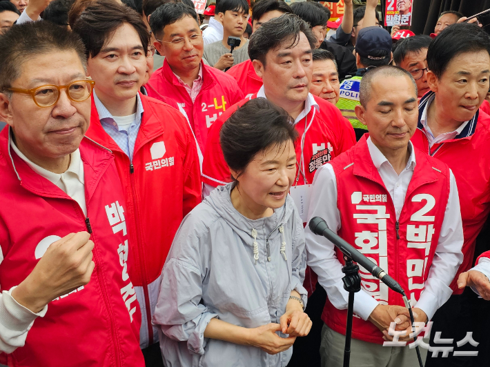 27일 오후 박근혜 전 대통령이 부산 기장시장을 방문해 국민의힘 후보 지원사격에 나섰다.  정혜린 기자