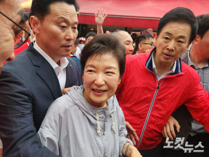 27일 오후 박근혜 전 대통령이 부산 기장시장을 방문해 국민의힘 후보 지원사격에 나섰다. 정혜린 기자
