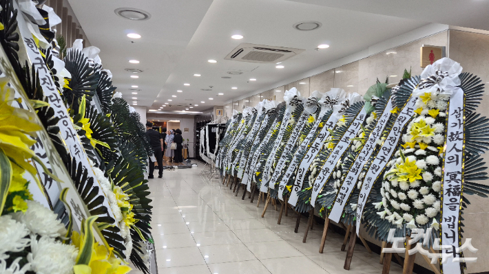 27일 오후 서울 서초구 서울성모병원 고(故) 이채규 박사의 빈소를 찾은 조문객들. 김지은 기자 