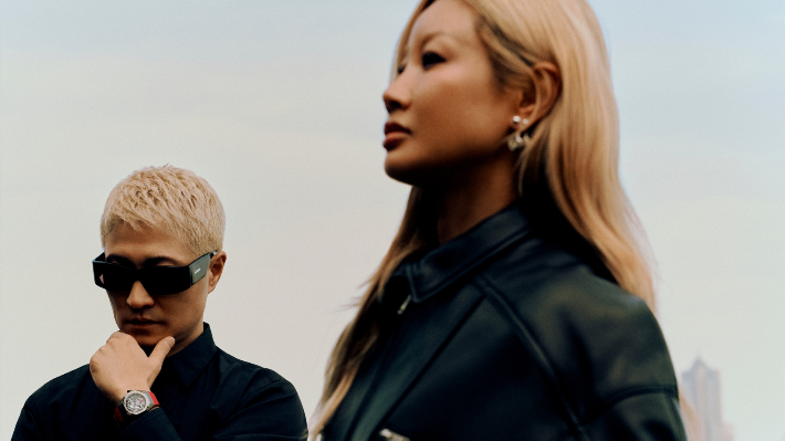 오데마 피게가 패션 브랜드 앰부시(AMBUSH)의 공동 창립자 윤(오른쪽), 버벌과 협업해 한정판 로열 오크 콘셉트를 출시했다.  오데마 피게 제공