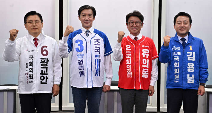 26일 경기도 평택시 죽백동 SK브로드밴드 기남방송에서 열린 평택시선거관리위원회 주관 경기 평택을 국회의원 재선거 후보자 토론회에서 자유와혁신 황교안 후보(왼쪽부터), 조국혁신당 조국 후보, 국민의힘 유의동 후보, 더불어민주당 김용남 후보가 포즈를 취하고 있다. 연합뉴스