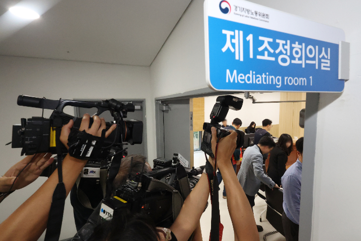 27일 경기 수원시 경기지방노동위원회에서 열린 카카오 노사 2차 조정회의에 참석자들이 입장하고 있다. 연합뉴스
