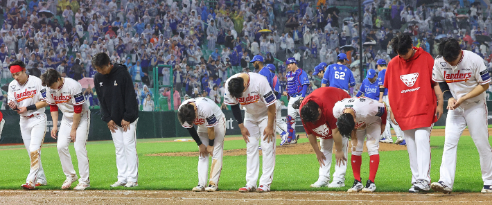 27일 인천 SSG 랜더스 필드에서 열린 2026 프로야구 KBO 리그 삼성 라이온즈와 SSG 랜더스의 경기. 1-4로 패한 SSG 선수들이 팬들에게 인사하고 있다. 연합뉴스 
