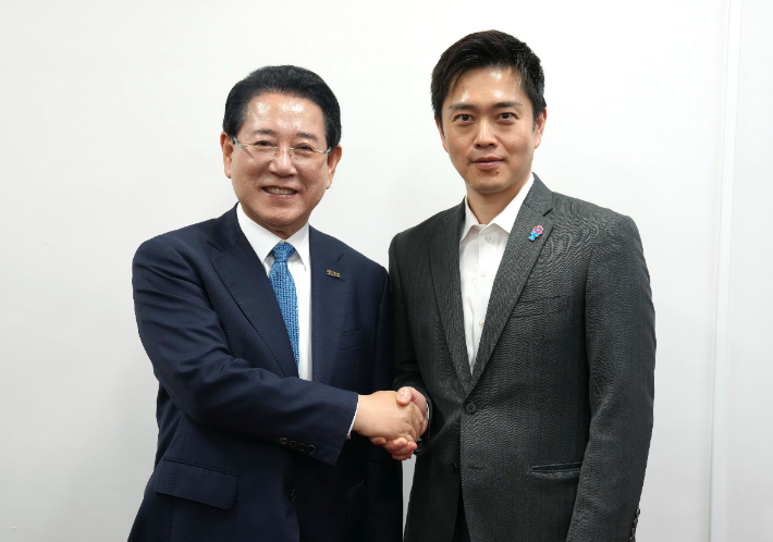 일본을 방문 중인 김영록 전라남도지사가 27일(현지 시간) 오사카부 청사에서 요시무라 히로후미 오사카부 지사와 면담을 마치고 기념촬영을 하고 있다. 전라남도 제공
