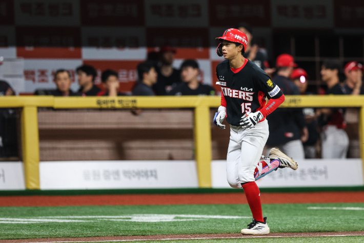 KIA 박재현이 1회초 선두 타자 초구 홈런을 날린 뒤 그라운드를 돌고 있다. KIA 