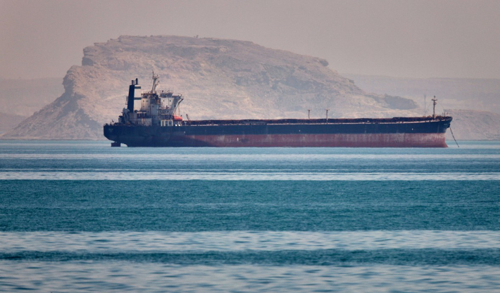 이란 남부 항구도시 반다르아바스에서 바라본 호르무즈 해협에 화물선이 정박하고 있다. 연합뉴스