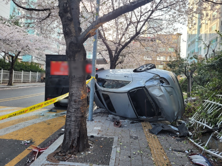 지난해 4월 8일 부산 광안동 벤츠 돌진 사고 현장. 부산경찰청 제공