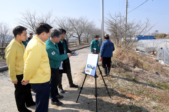 광주시 고광완 행정부시장이 지난 3월10일 광산구지역 영산강·황룡강 하천구역 불법 가설건축물 현장을 방문해 불법 점용시설 정비 추진상황 등을 확인하고 있다. 광주광역시 제공