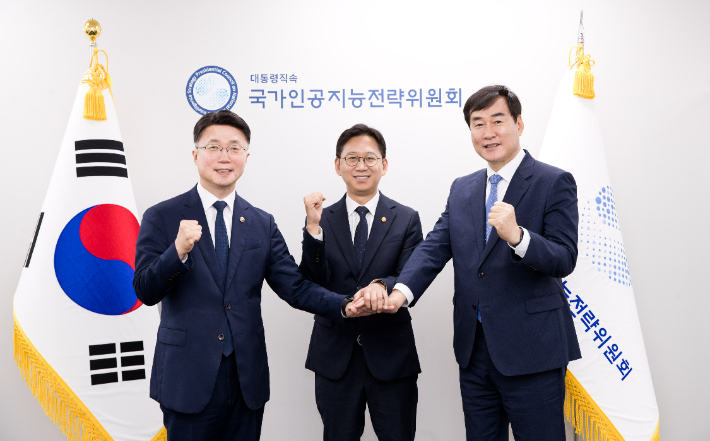 배경훈 국가인공지능전략위원회 부위원장이 28일 오전 서울 중구 서울스퀘어 국가인공지능전략위원회에서 국내 첫 '보안취약점 상시 신고조치제' 시범사업 추진 관련 세리머니를 하고 있다. 왼쪽부터 류제명 과학기술정보통신부 제2차관, 배경훈 국가인공지능전략위원회 부위원장, 김창섭 국가정보원 제3차장. 과학기술정보통신부 제공