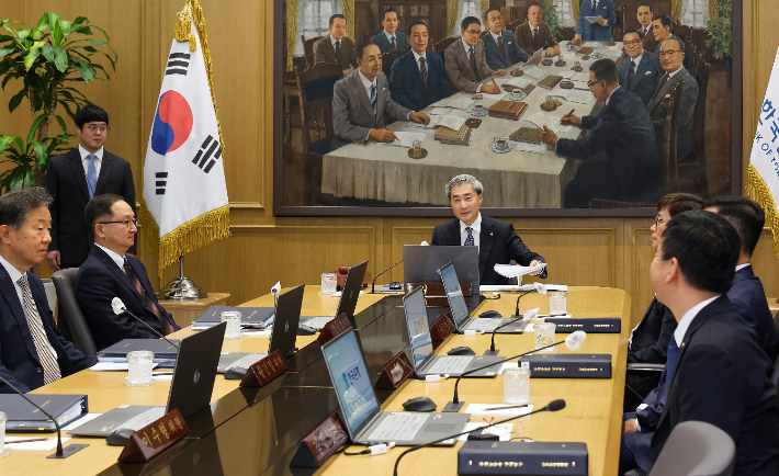 신현송 한국은행 총재가 28일 서울 중구 한국은행에서 열린 금융통화위원회 본회의를 주재하고 있다. 연합뉴스