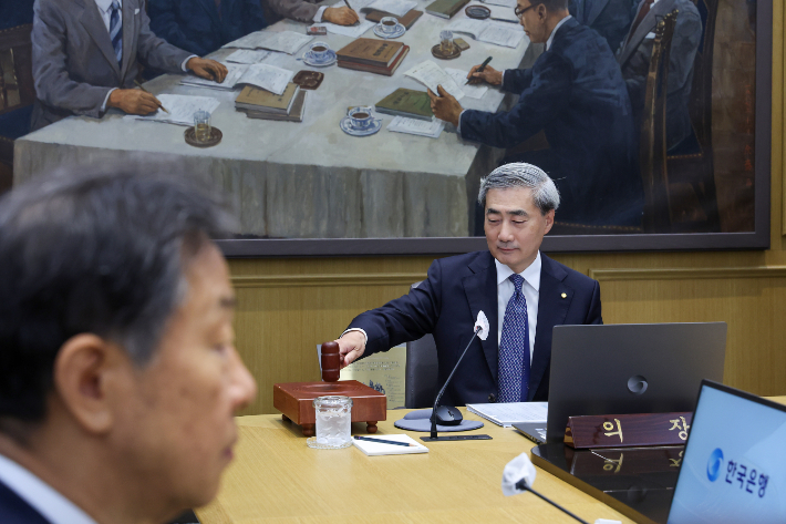 신현송 한국은행 총재가 28일 서울 중구 한국은행에서 열린 금융통화위원회 본회의에 참석해 의사봉을 두드리고 있다. 연합뉴스