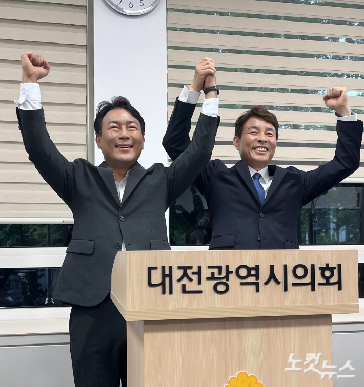 조국혁신당 유지곤 후보(사진 왼쪽)와 민주당 전문학 후보가 단일화 선언을 하고 있다. 정세영 기자