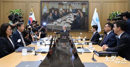 신현송 한은 총재 첫 금통위