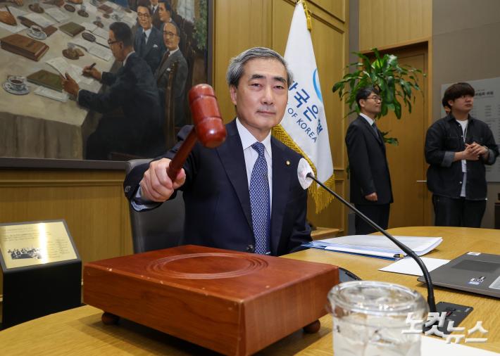 신현송 한은 총재, 첫 금통위