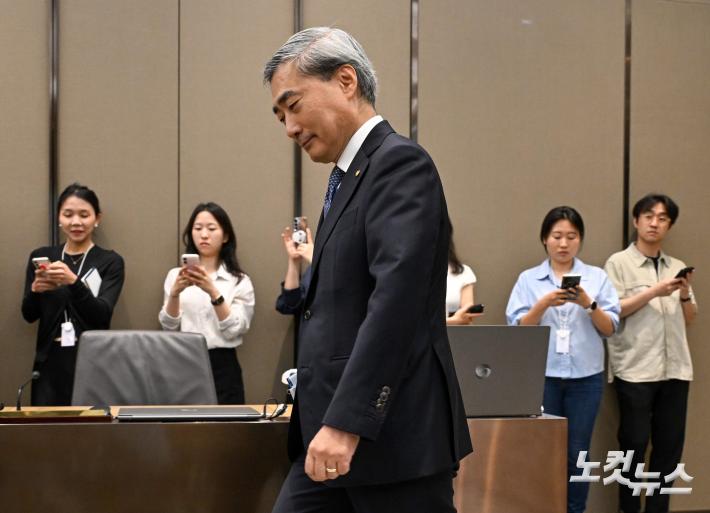 신현송 한은 총재 첫 금통위 본회의 참석