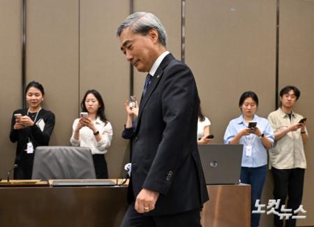 신현송 한은 총재 첫 금통위 본회의 참석