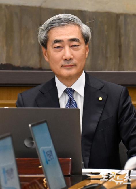 첫 금통위 회의 주재하는 신현송 한은 총재