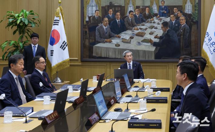 금통위 본회의 주재하는 신형송 총재