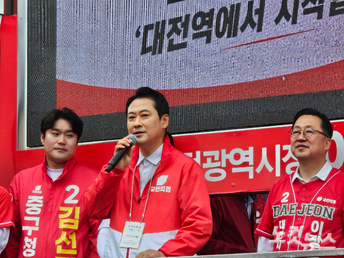 국민의힘 장동혁 당대표(가운데)가 21일 이장우 대전시장 후보(오른쪽)에 대한 지지 유세를 하고 있다. 인상준 기자